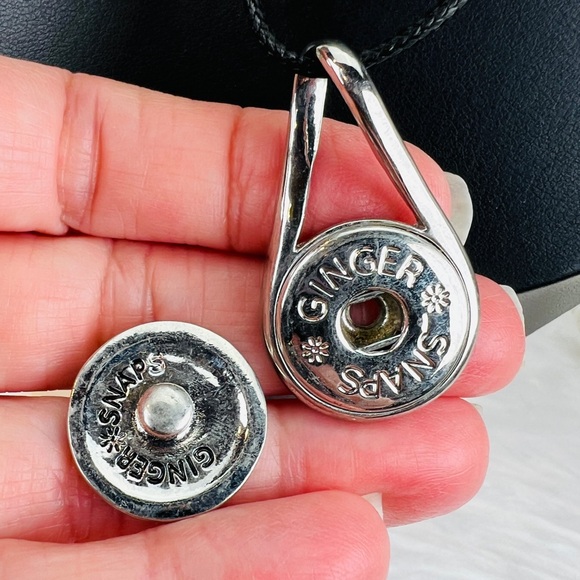 Silvertone Ginger Snap button pendant + Free 16” cord necklace - Picture 6 of 9